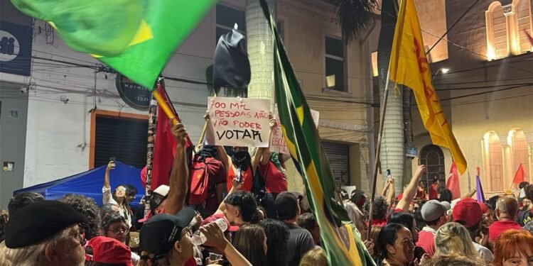 Manifestantes fazem ato de apoio à reeleição de Lula em Mogi das Cruzes Manifestantes fazem ato de apoio à reeleição de Lula em Mogi das Cruzes