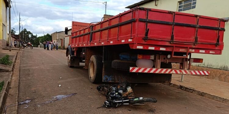 Motociclista morre após bater em caminhão em cruzamento de Monte Belo; veja VÍDEO Motociclista morre após bater em caminhão em cruzamento de Monte Belo; veja VÍDEO
