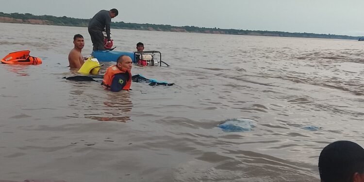Canoa naufraga no Rio Solimões, em Tabatinga; nove pessoas são resgatadas sem ferimentos Canoa naufraga no Rio Solimões, em Tabatinga; nove pessoas são resgatadas sem ferimentos