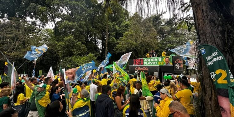 A uma semana das eleições, manifestantes fazem ato de apoio a Flávio Bolsonaro (PL) em São José dos Campos, SP