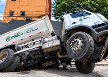 VÍDEO: caminhão de lixo é ‘engolido’ por cratera que se abre no asfalto em Osasco, na Grande SP
