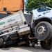 VÍDEO: caminhão de lixo é ‘engolido’ por cratera que se abre no asfalto em Osasco, na Grande SP VÍDEO: caminhão de lixo é ‘engolido’ por cratera que se abre no asfalto em Osasco, na Grande SP