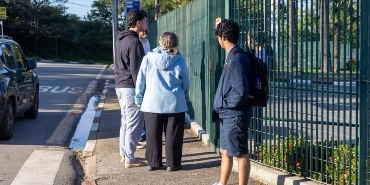 Unicamp 2027: após abertura dos portões, locais de prova têm movimento intenso para o vestibular da 1ª fase