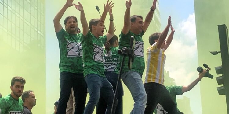 No ápice, ato de Flávio Bolsonaro na Paulista reúne 71,9 mil pessoas, segundo metodologia da USP No ápice, ato de Flávio Bolsonaro na Paulista reúne 71,9 mil pessoas, segundo metodologia da USP