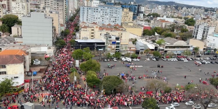 Apoiadores fazem ato para Lula em Porto Alegre