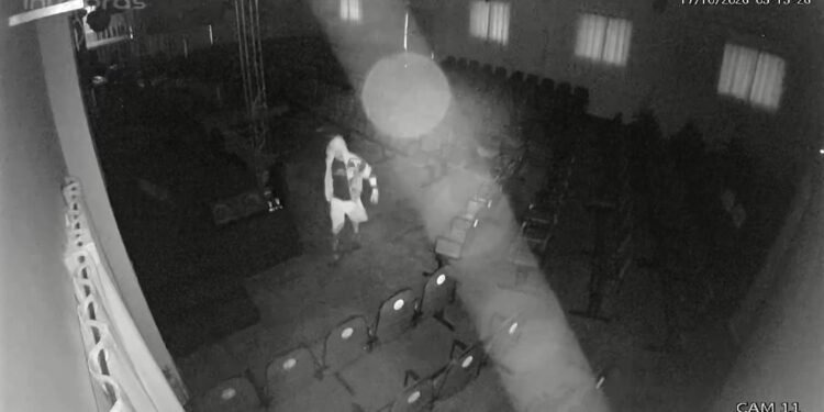 VÍDEO: Homem invade igreja evangélica e furta TVs, computador e equipamentos em Cruzeiro, SP