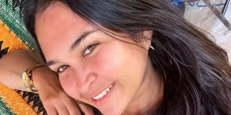 Jovem de 22 anos é encontrada morta com golpes de faca no pescoço em Bacabal; companheiro é suspeito Jovem de 22 anos é encontrada morta com golpes de faca no pescoço em Bacabal; companheiro é suspeito