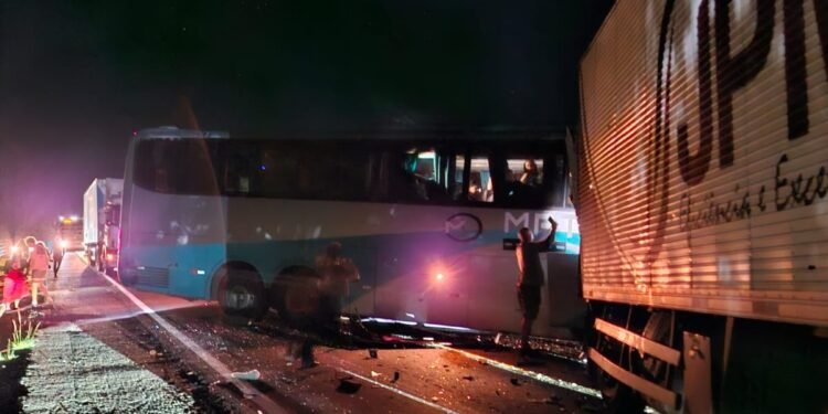 Acidente entre carreta e ônibus deixa motorista morto e 15 feridos na BR-381 em Governador Valadares Acidente entre carreta e ônibus deixa motorista morto e 15 feridos na BR-381 em Governador Valadares
