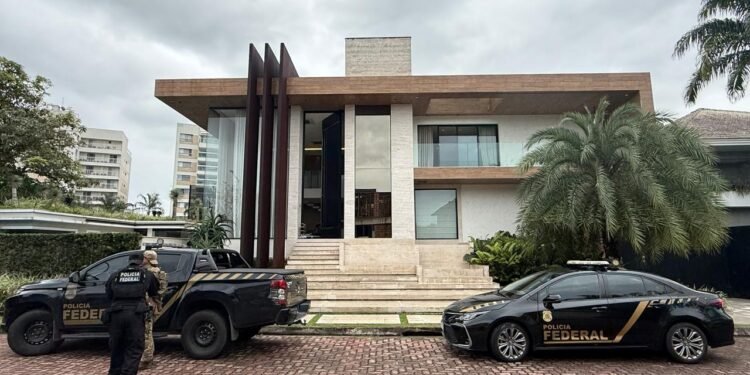 PF apreende armas, dinheiro e relógios em casa de luxo na Barra da Tijuca; FOTOS PF apreende armas, dinheiro e relógios em casa de luxo na Barra da Tijuca; FOTOS