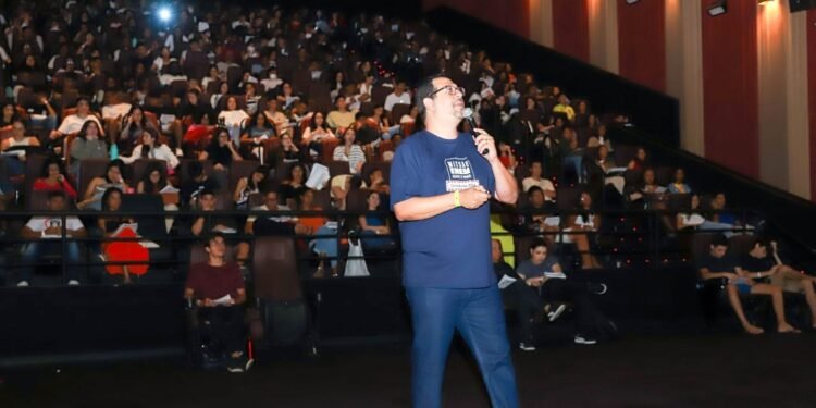 Universidade abre inscrições para aulões gratuitos de revisão do Enem em cinema de Salvador
