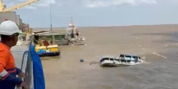 VÍDEO: Barco naufraga em Santarém e passageiros são resgatados do rio