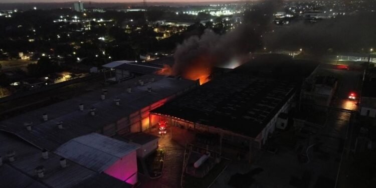 Incêndio em fábrica de pães em João Pessoa levou três horas para ser controlado, diz Corpo de Bombeiros Incêndio em fábrica de pães em João Pessoa levou três horas para ser controlado, diz Corpo de Bombeiros