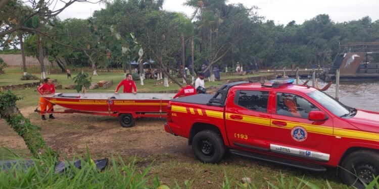 Bombeiros fazem buscas por adolescente que caiu de moto aquática no Rio Grande na divisa entre MG e SP Bombeiros fazem buscas por adolescente que caiu de moto aquática no Rio Grande na divisa entre MG e SP