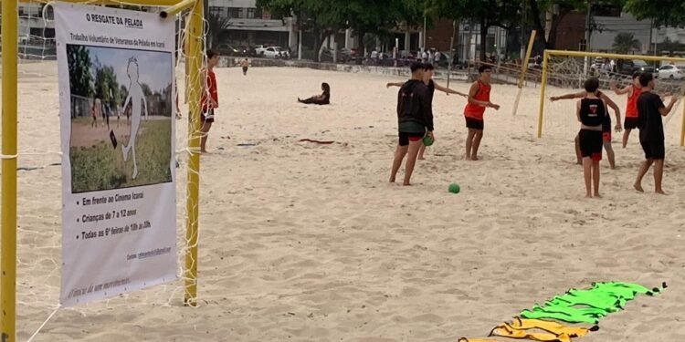 Futebol infantil na Praia de Icaraí: projeto incentiva esporte e redução de telas para crianças