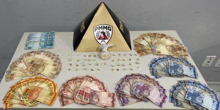 Homem é preso com drogas e mais de R$ 3 mil após PM suspeitar de carro em Governador Valadares