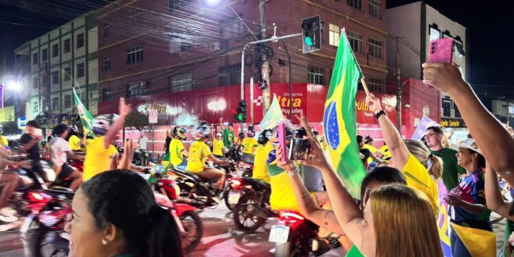 Apoiadores de Flávio Bolsonaro fazem carreata na véspera do 2º turno no AC Apoiadores de Flávio Bolsonaro fazem carreata na véspera do 2º turno no AC