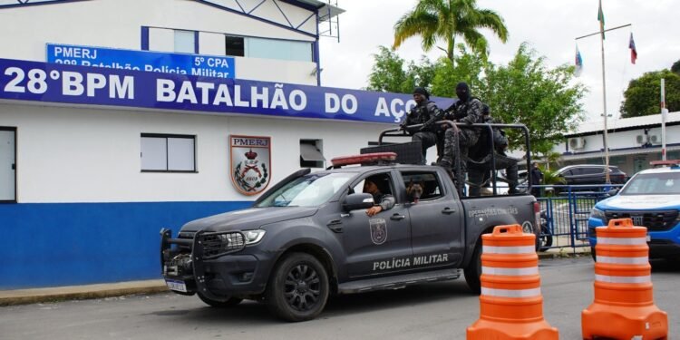 Volta Redonda reforça segurança com viaturas e PMs do RJ após noite de confrontos e ação do BOPE Volta Redonda reforça segurança com viaturas e PMs do RJ após noite de confrontos e ação do BOPE