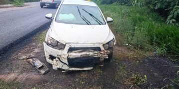 Pai e filho de 2 anos ficam feridos após carro rodar e bater em barranco na MG-260