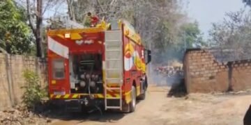 Incêndio em terreno se espalha e destrói carro no bairro Vigia, em Santarém