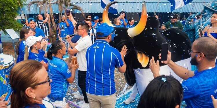 Caprichoso inicia comemorações pelos 113 anos com hasteamento de bandeira em Parintins; veja programação