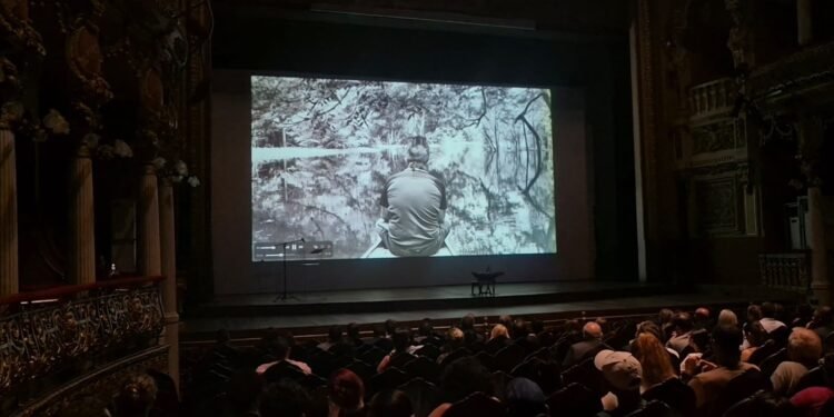 Documentário sobre produção sustentável e mudanças climáticas é lançado no Teatro Amazonas