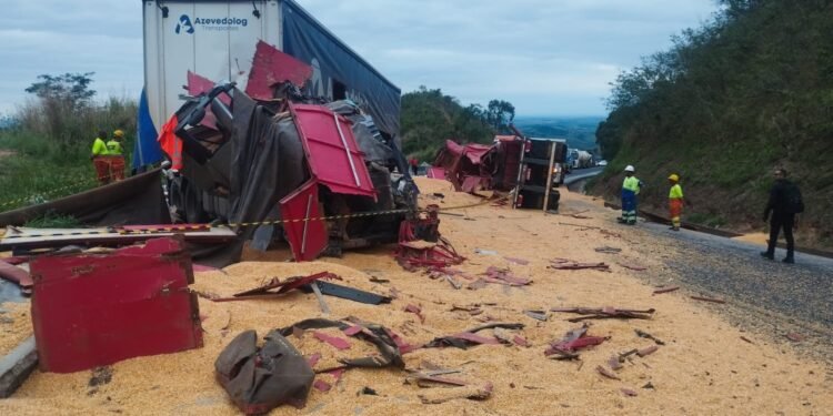 Batida entre carretas deixa motorista morto na BR-262, em MG